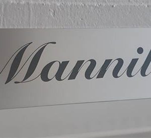 Oven nimikyltti alumiinista, teksti lasermerkattu.