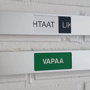 Vapaa / varattu ovikyltti ok-profiililla toteutettuna.